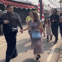 Tak hanya Ivan Gunawan, rupanya Tasyi juga mengajak serta para sahabat sang bunda. Sayangnya kembaran Tasyi, Tasya Farasya, justru tak terlihat hadir untuk bersama-sama memberikan kejutan untuk ibunya yang sedang berulang tahun. Hal itu membuat beberapa netizen menduga jika Tasya dan Tasyi mungkin belum akur kembali setelah sempat terlibat cekcok. Foto: Instagram/@tasyiiathasyia