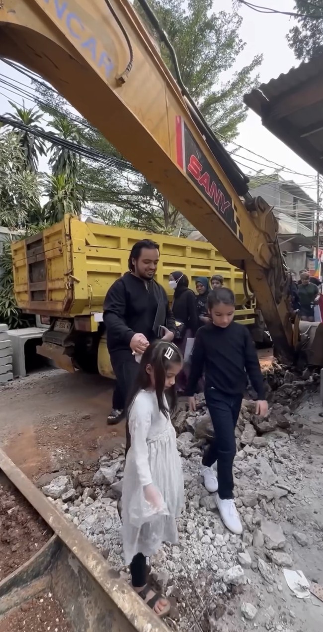 Perjalanan Tasyi dan rombongannya sempat terhenti karena ternyata jalanan menuju rumah sang bunda sedang diperbaiki. Tasyi dan rombongannya itu pun terpaksa harus melewati jalanan yang masih rusak dan sedang diperbaiki tersebut. Foto: Instagram/@tasyiiathasyia