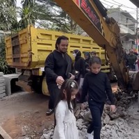 Perjalanan Tasyi dan rombongannya sempat terhenti karena ternyata jalanan menuju rumah sang bunda sedang diperbaiki. Tasyi dan rombongannya itu pun terpaksa harus melewati jalanan yang masih rusak dan sedang diperbaiki tersebut. Foto: Instagram/@tasyiiathasyia