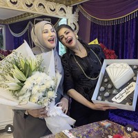 Sesampainya di rumah sang bunda, Tasyi langsung memberikan buket bunga dan kue ulang tahun untuk Ala. Ala yang kala itu baru turun dari lantai atas rumahnya pun tampak terkejut melihat Tasyi dan para sahabatnya yang sudah menunggu di ruang tamu rumahnya. Foto: Instagram/@tasyiiathasyia