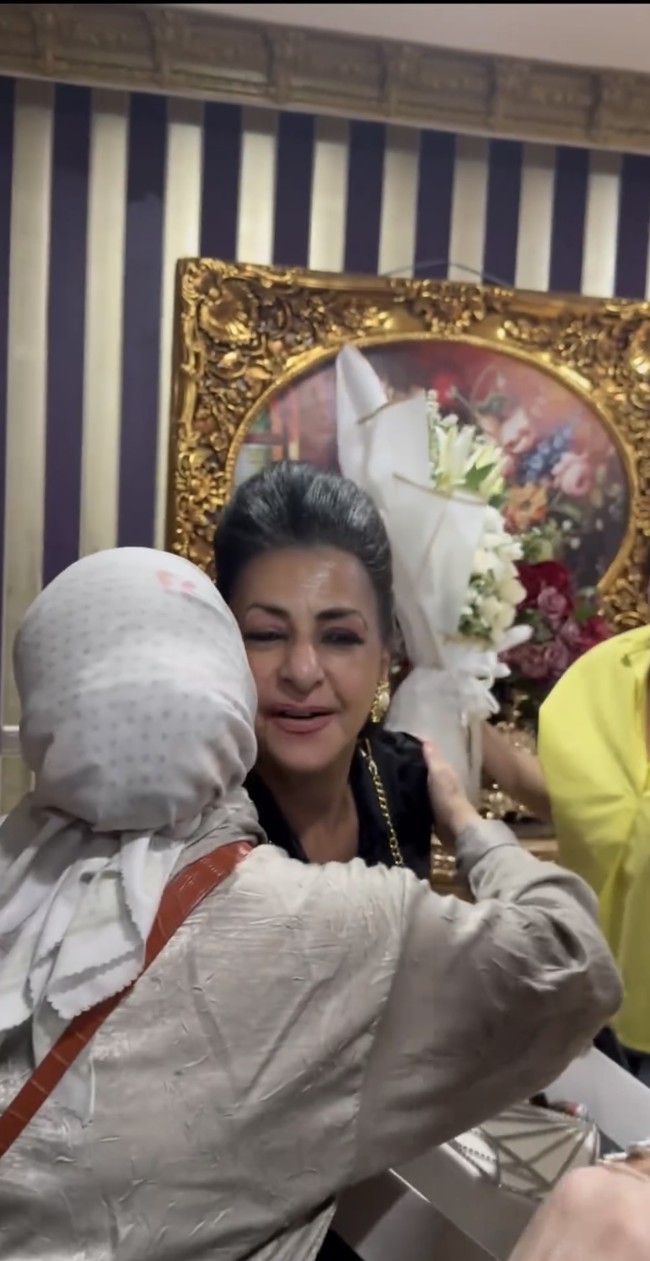 Terlihat begitu bersemangat dan bahagia, Ala juga langsung menghampiri para sahabatnya yang sudah hadir dan bersalam-salaman. Foto: Instagram/@tasyiiathasyia