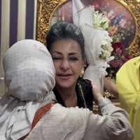 Terlihat begitu bersemangat dan bahagia, Ala juga langsung menghampiri para sahabatnya yang sudah hadir dan bersalam-salaman. Foto: Instagram/@tasyiiathasyia