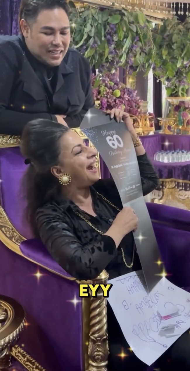 Ala juga tampak mendapat kartu ucapan dari cucu-cucunya di ulang tahunnya yang ke-60. Selain kejutan ini, Tasyi diketahui juga sudah mempersiapkan kejutan mewah untuk ibunya. Melalui Instagram Story pribadinya Tasyi bahkan sudah memamerkan souvenir-souvenir yang sudah ia persiapkan untuk kejutan ultah ibunya tersebut. Foto: Instagram/@tasyiiathasyia