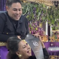 Ala juga tampak mendapat kartu ucapan dari cucu-cucunya di ulang tahunnya yang ke-60. Selain kejutan ini, Tasyi diketahui juga sudah mempersiapkan kejutan mewah untuk ibunya. Melalui Instagram Story pribadinya Tasyi bahkan sudah memamerkan souvenir-souvenir yang sudah ia persiapkan untuk kejutan ultah ibunya tersebut. Foto: Instagram/@tasyiiathasyia