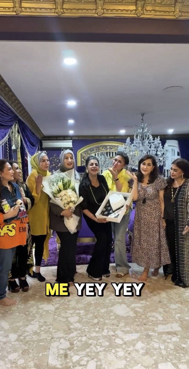 Terlihat ibunda Tasya dan Tasyi itu begitu bahagia mendapat kejutan spesial dari putrinya. Ia pun berpose bersama para tamu yang hadir dan ikut memberikan kejutan. Foto: Instagram/@tasyiiathasyia