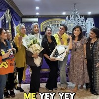 Terlihat ibunda Tasya dan Tasyi itu begitu bahagia mendapat kejutan spesial dari putrinya. Ia pun berpose bersama para tamu yang hadir dan ikut memberikan kejutan. Foto: Instagram/@tasyiiathasyia