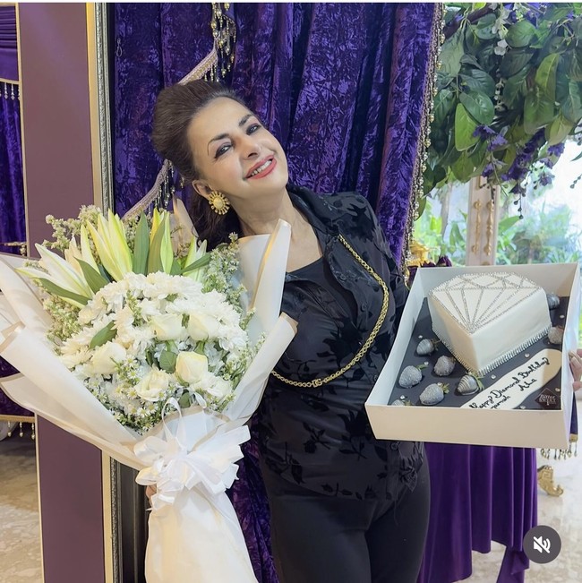 “HAPPY BIRTHDAY TO MY FIRST LOVE to my fav human being in the world. Terimaksih  telah menjadi sosok ibu yang kuat, terimakasih sudah mengajarkan ku arti ketulusan dan Kasih sayang, forever blessed. Love you more than anything, semoga Tasyi bisa menjadi anak yang lebih baik lagi kedepannya dan semoga bisa membanggakan mamah di dunia dan akhirat. Semoga mama suka sama sedikit surprise yg aku siapkan untuk mamah,” tulis Tasyi dalam keterangan unggahan fotonya di Instagram. Foto: Instagram/@tasyiiathasyia