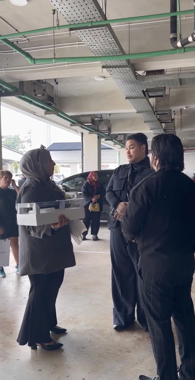 Sebelum menuju ke rumah sang bunda, Alawiyah Alatas, Tasyi tampak bertemu dengan Ivan Gunawan terlebih dahulu. Rupanya Ivan juga akan bersama-sama dengan Tasyi memberikan kejutan ulang tahun untuk Alawiyah Alatas. Foto: Instagram/@tasyiiathasyia
