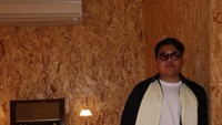 Ketika datang untuk acara makan malam, sosok Kiki keren dengan gayanya yang sederhana. Celana panjang, kaos putih, dan jaket dikenakan saat datang ke jamuan makan malam tersebut. Foto: Instagram/teukuryz
