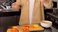 Pada setiap kontennya, Kiki memang selalu tampak kompak dengan Gaby. Ia pernah memasak mie instan untuk kekasihnya dan menikmati bersama. Foto: Instagram/teukuryz