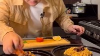 Adalah mie instan rasa kebuli yang dimasak oleh Kiki untuk Gaby. Keduanya begitu menikmati cita rasanya yang berbeda dari mie goreng biasa. Foto: Instagram/teukuryz