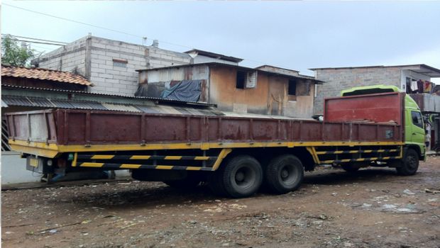 Truk tronton build up.