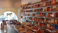 Bagian dalam Book Bar, bagian depan adalah toko buku, sementara coffee shop ada di belakangnya.