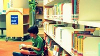 Mengajak anak untuk membaca buku di Perpustakaan Regional Jurong East
