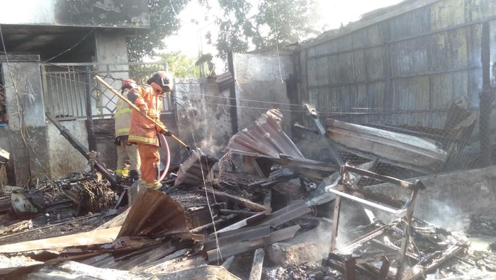 Warung di Surabaya terbakar