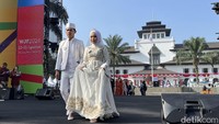 Pada Sabtu (24/8/2024) pagi ini, juga jadi momen membahagiakan bagi 37 pasangan. Mereka hari ini ikut nikah massal di depan Gedung Sate. Foto: Anindyadevi Aurellia/detikJabar