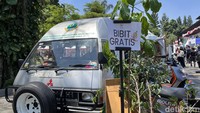 Pemprov Jabar melalui masing-masing organisasi perangkat daerah (OPD) nya, menawarkan beragam program. Seperti Dinas Kehutanan Jabar menawarkan bibit tanaman gratis untuk menggalakkan penanaman hijau. Foto: Anindyadevi Aurellia/detikJabar