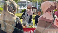 Rangkaian acara di WJF 2024 sejak 21-24 Agustus juga jadi banjir keuntungan buat para pelaku UMKM. Acara WJF 2024 bakal ditutup dengan konser 6 musisi jagoan Jabar di Lapangan Saparua besok Minggu. Foto: Anindyadevi Aurellia/detikJabar