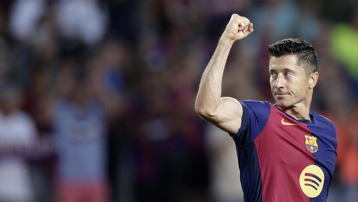 BARCELONA, SPAIN - AUGUST 24: Robert Lewandowski of FC Barcelona celebrates 2-1 during the LaLiga EA Sports  match between FC Barcelona v Athletic de Bilbao at the Lluis Companys Olympic Stadium on August 24, 2024 in Barcelona Spain (Photo by Rico Brouwer/Soccrates/Getty Images)
