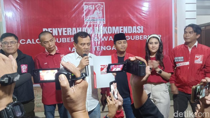 PSI resmi serahkan rekomendasi untuk Pilgub Jateng ke Ahmad Luthfi dan Taj Yasin di Semarang, Minggu (25/8/2024).