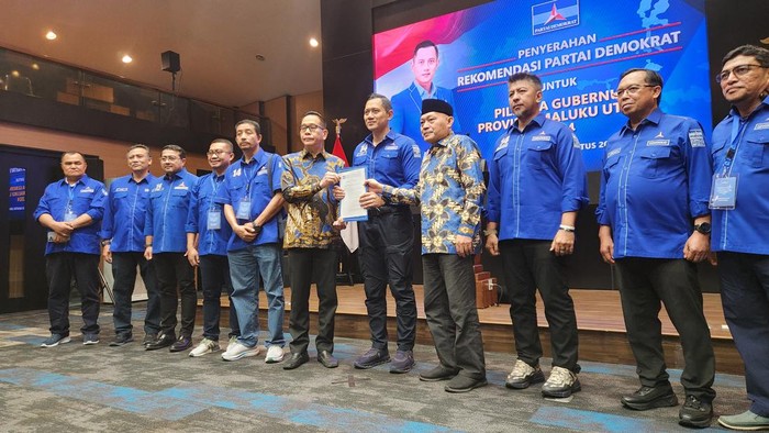Partai Demokrat memberikan surat rekomendasi dukungan untuk dua pasang kandidat calon kepala daerah yang akan berkompetisi dalam Pilkada 2024. Pasangan yang diusung yakni Pilgub Kalimantan Barat (Kalbar) dan Pilgub Maluku Utara (Malut).