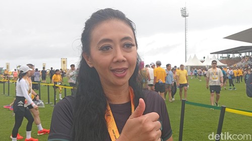 Aktris Asri Welas seusai mengikuti lari maraton pada ajang Maybank Marathon di Bali Training Center, Gianyar, Bali, Minggu (25/8/2024). (Foto: Aryo Mahendro/detikBali)