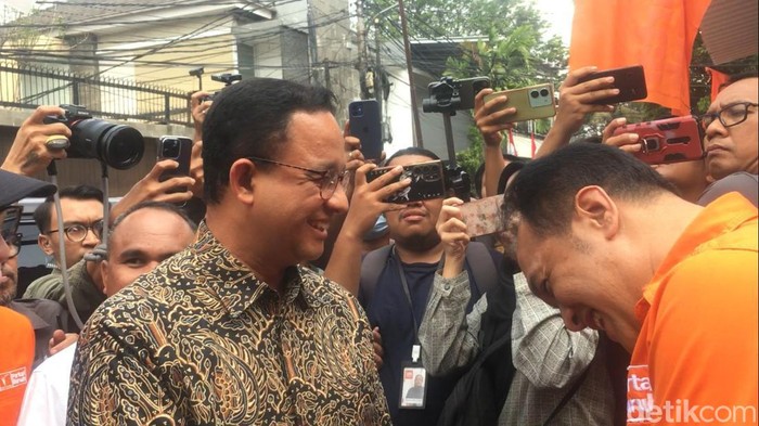 Anies Baswedan menyambangi posko pemenangan Partai Buruh di Tebet. (Taufiq/detikcom)