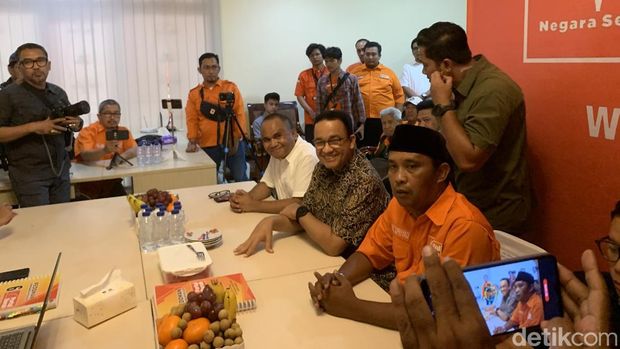 Anies Baswedan menyambangi posko pemenangan Partai Buruh di Tebet. (Taufiq/detikcom)