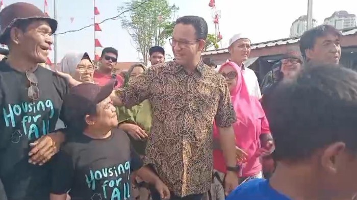 Mantan Gubernur DKI Jakarta, Anies Baswedan, mendatangi Kampung Susun Akuarium, Kecamatan Penjaringan, Jakarta Utara. Anies diundang warga dalam agenda penyerahan Gold Medal World Habitat Awards (WHA) 2024.