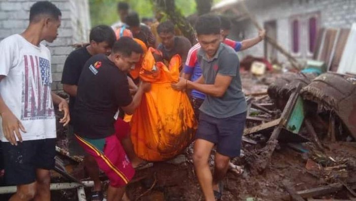 Banjir bandang dan tanah longsor menerjang rumah warga di Ternate, Maluku Utara.