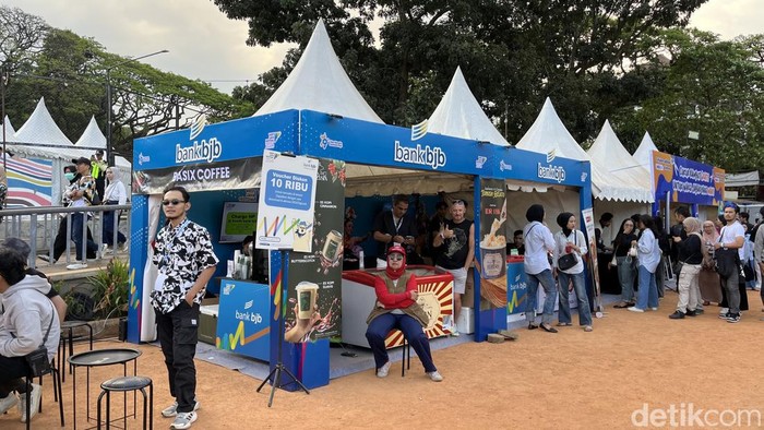 Bank bjb sediakan pembayaran non tunai untuk pengunjung konser West Java Festival 2024 yang ingin jajan di stand makanan.
