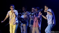 Para penonton larut dalam kemeriahan konser ini, dari mulai penampilan Yovie & Nuno hingga Project Pop.