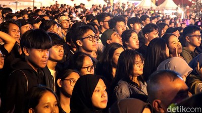 Penonton Larut dalam Nostalgia di West Java Festival 2024
