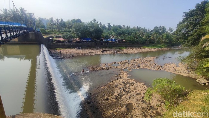 Bendungan Watervang surut saat musim kemarau.