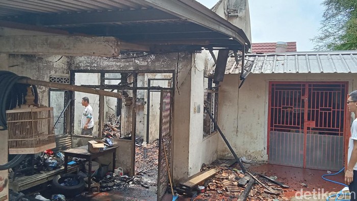 Bengkel rumahan di Palembang terbakar, Minggu (25/8/2024). Sebanyak 10 unit motor turut hangus.