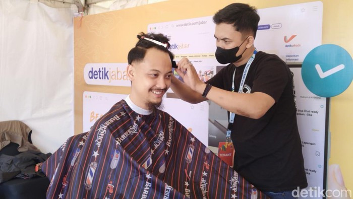 Booth pangkas rambut gratis di konser WJF 2024.