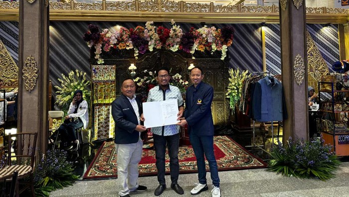 Calon Bupati Achmad Fauzi Wongsojudo usai menerima rekom NasDem di di JCC didampingi Ketua DPD M Hosni dan Sekjen Nasdem Husaini Adhim.