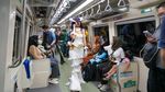 Cosplayer Wara-wiri Sapa Penumpang LRT Jabodebek