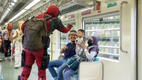 Penumpang LRT antusias melihat para cosplayer wara-wiri di dalam kereta.