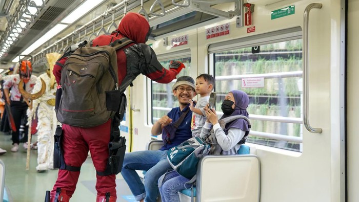 Cosplayer Wara-wiri Sapa Penumpang LRT Jabodebek Beragam karakter Cosplayer tampil menghibur di LRT Jabodetabek, Jakarta, Minggu (25/8/2024).
