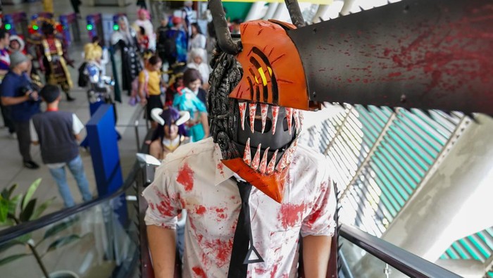 Beragam karakter Cosplayer tampil menghibur di LRT Jabodetabek, Jakarta, Minggu (25/8/2024).