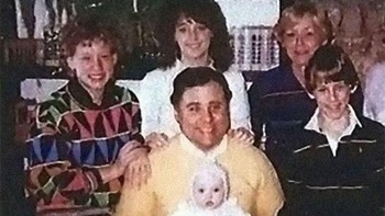Pria yang berada di tengah menggunakan sweater berwarna kuning bernama John Edward Robinson. Terlihat di dalam foto kalau dirinya menggendong bayi Tiffany Stasi, yang ibunya ia bunuh sehari sebelumnya. Foto: (Bored Panda).