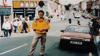 Foto seorang ayah yang menggendong anaknya terlihat bahagia. Namun beberapa saat kemudian, pengeboman terjadi di mobil Omagh pada tahun 1998. Foto: (Bored Panda).