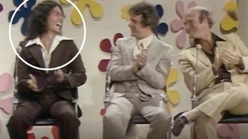 Kalian nggak akan menyangka, bahwa pria yang dilingkari adalah pembunuh berantai bernama Rodney Alcala. Saat dia menghadiri sebuah acara yang ada di foto ini, Alcala telah memperkosa beberapa wanita dan membunuh setidaknya satu. Foto: (Bored Panda).