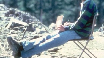 Foto ini diambil pada tanggal 18 Mei 1980. Di hari yang sama, 13 jam setelah foto diambil, gunung berapi meletus dan menewaskan 57 orang termasuk sang ahli vulkanologi David A. Johnston yang ada di foto. Foto: (Bored Panda).