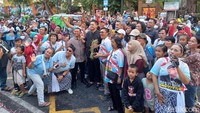 KGPAA Mangkunegoro X saat berfoto dengan masyarakat di tengah acara Kirab Kebangsaan di Pasar Triwindu, Kota Solo, Minggu (25/8/2024).