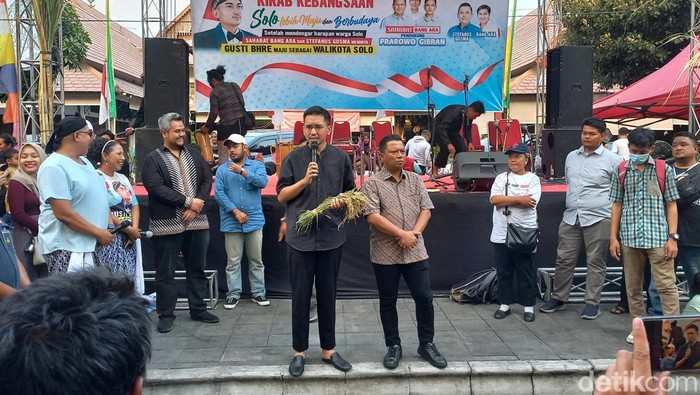 KGPAA Mangkunegoro X atau Gusti Bhre menemui relawan saat Kirab Kebangsaan di Sriwedari dan Pasar Triwindu, Kota Solo, Minggu (25/8/2024).