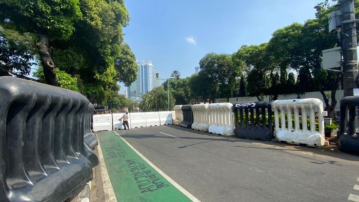 Penutupan Jalan Imam Bonjol Jelang Aksi Unjuk Rasa Partai Buruh di Depan Kantor KPU