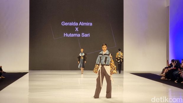 Para model saat melakukan fashion show mengenakan koleksi yang mengangkat sumbu filosofi Jogja, Minggu (25/8/2024).