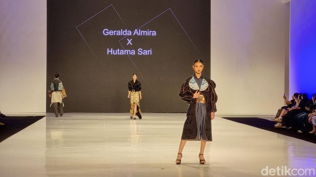 Para model saat melakukan fashion show mengenakan koleksi yang mengangkat sumbu filosofi Jogja, Minggu (25/8/2024).